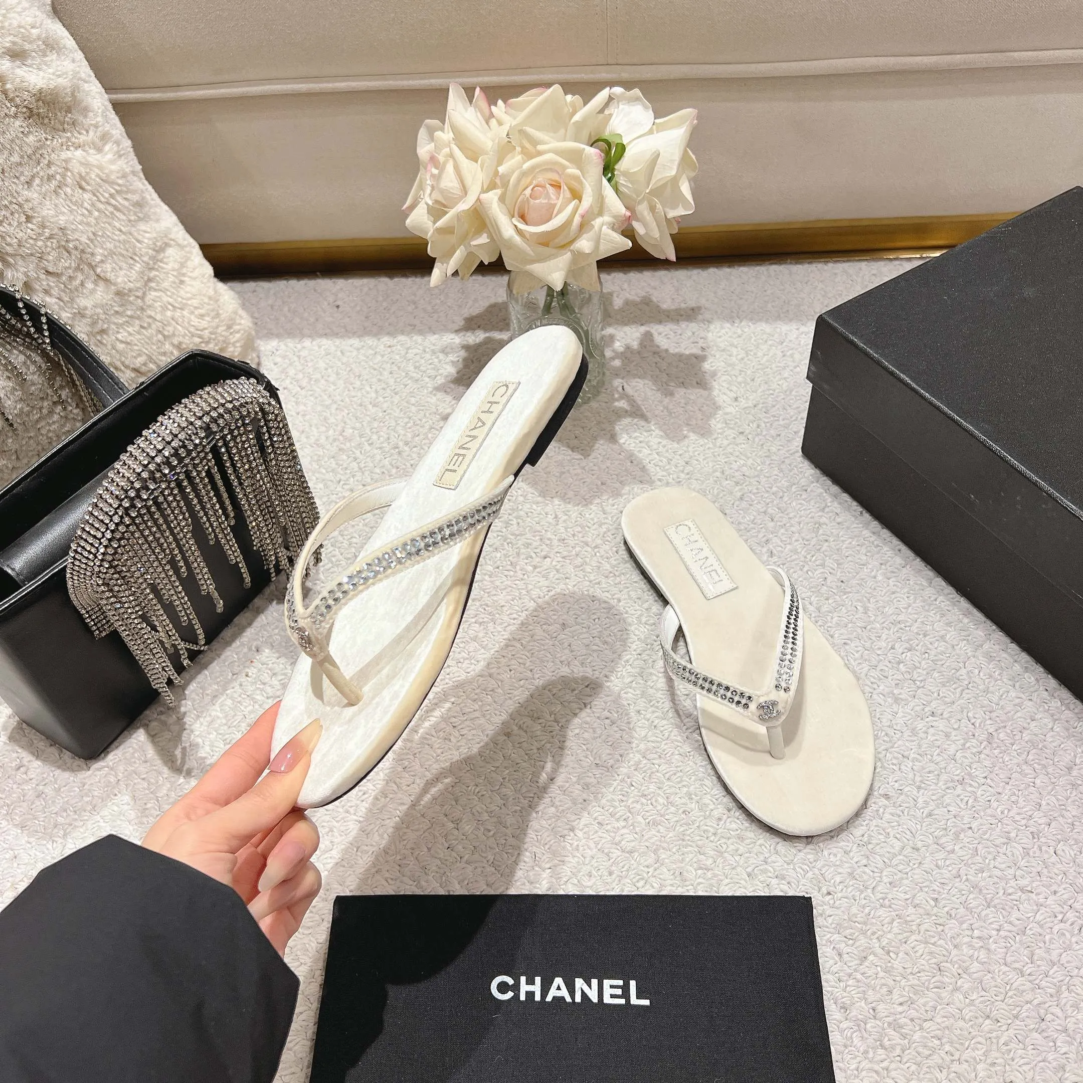 👟👟Ex-factory price 480👟👟 Xiaoxiang chanel 2025 new flip-flops! This series is really amazing. How can it be so beautiful! Summer is really an invincible combination that can be salty or sweet ~ The upper is made of original velvet and the lining is lambskin genuine leather outsole Size: 35-40 (40 customized)
